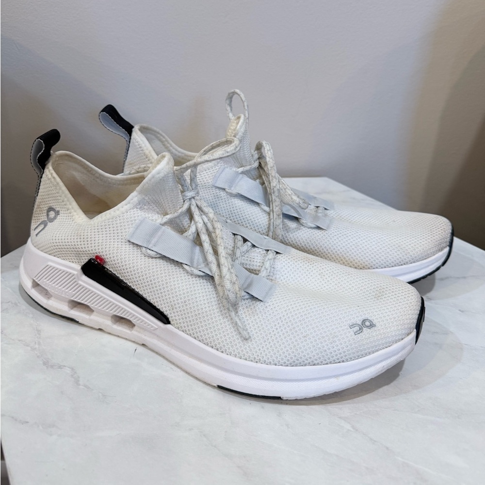 🔥On Running Women’s White Athletic Shoes Size 11 EUC🔥